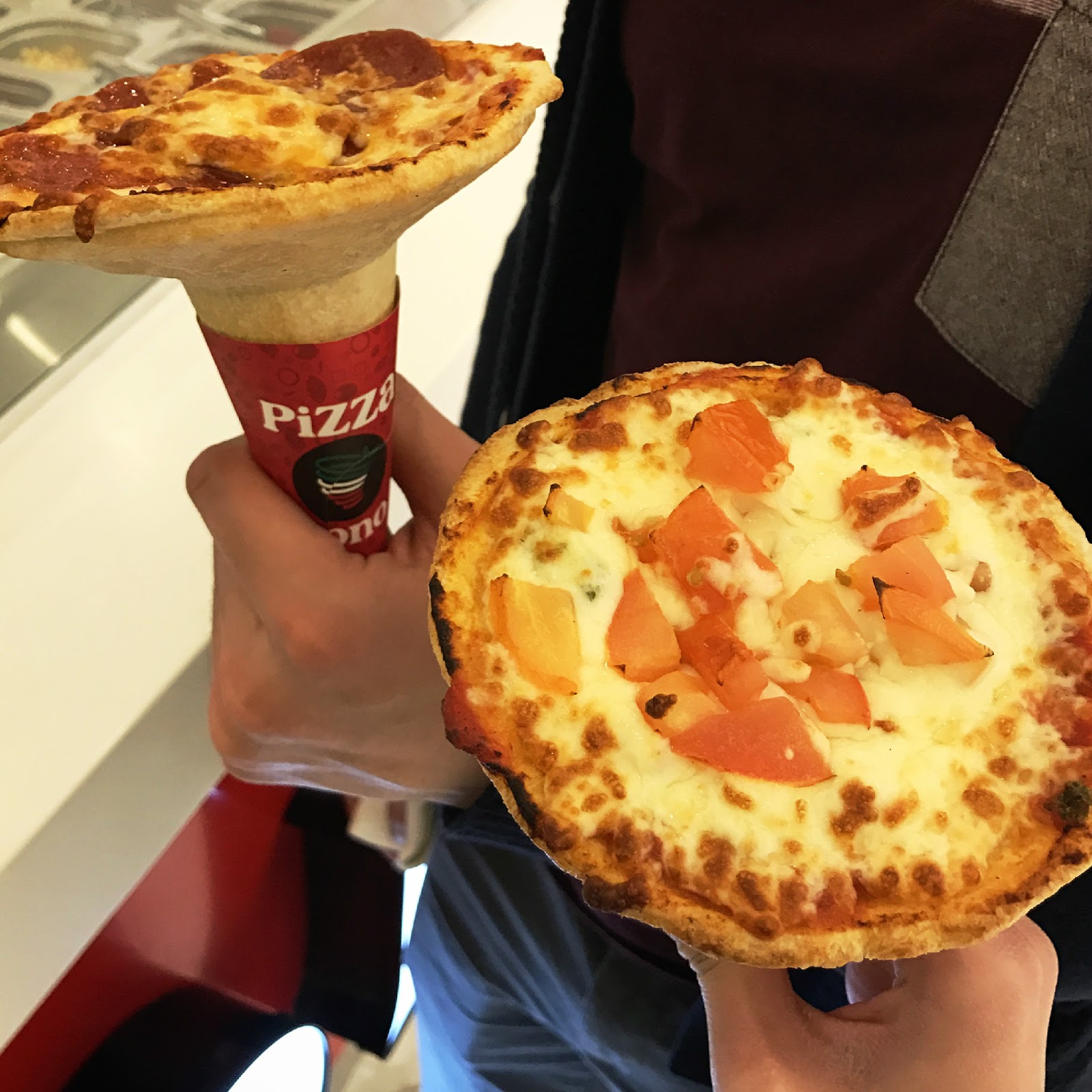 Коне пицца. Конусная пицца. Пицца в конусе. Пицца в рожке. Пицца в стаканчике.